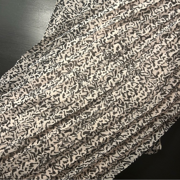 Dusty pink and black pleaded skirt - Picture 2 of 3